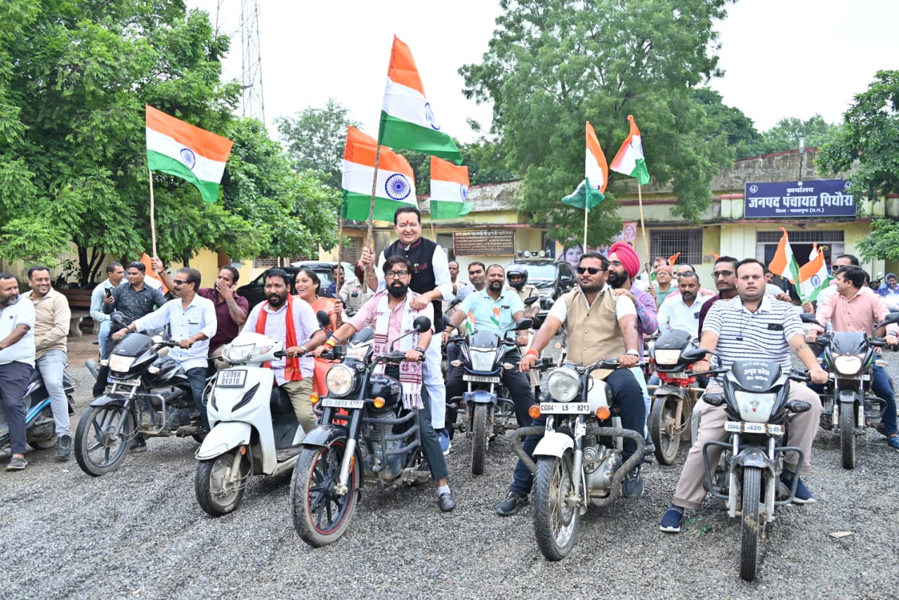 पिथौरा में विधायक डॉ. संपत अग्रवाल के नेतृत्व में विशाल तिरंगा यात्रा, विधायक डॉ संपत अग्रवाल ने कहा-हर दिल में देशप्रेम का जज्बा जलाती है यह यात्रा