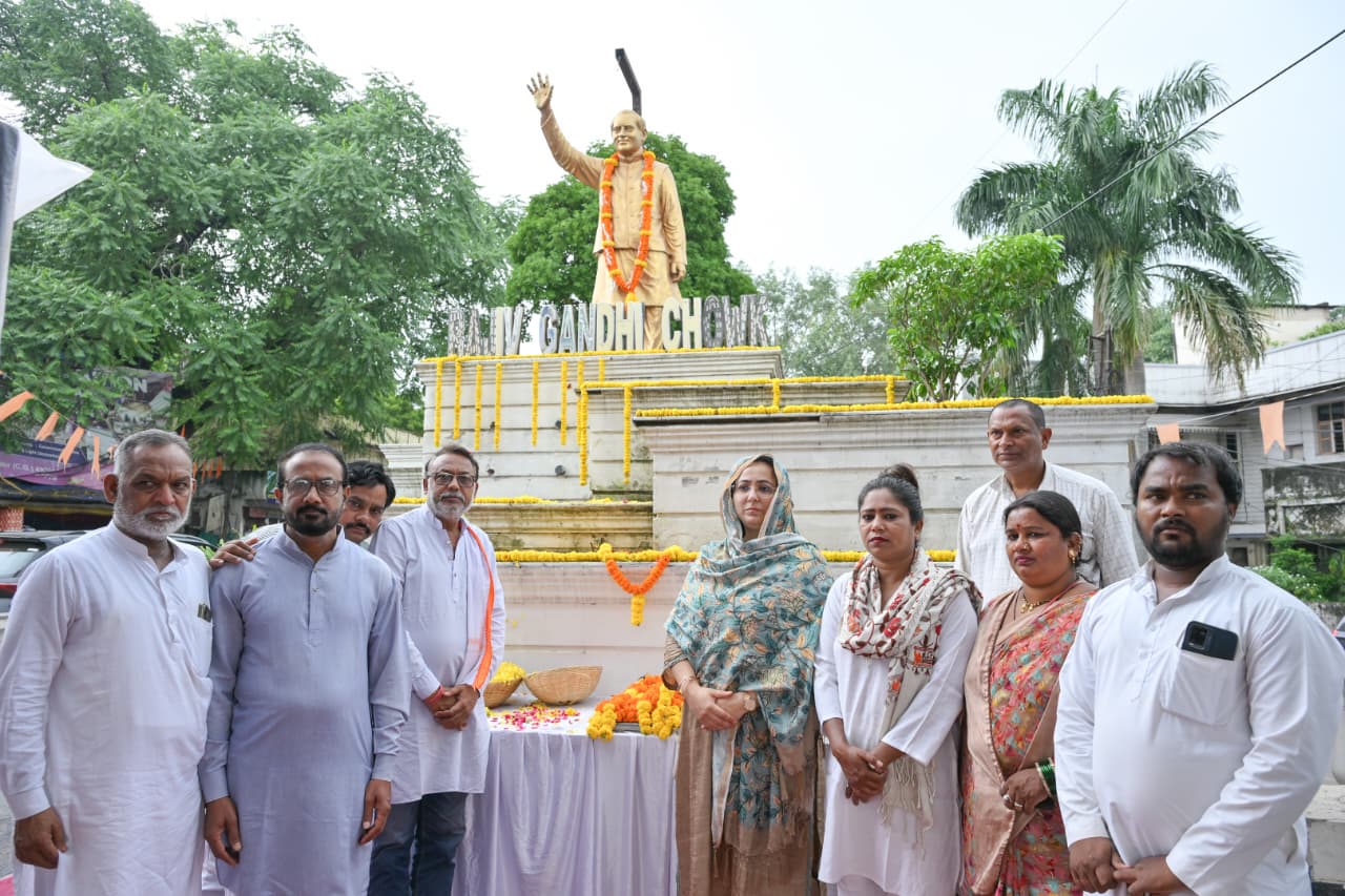 भारत गणराज्य के पूर्व प्रधानमंत्री भारत रत्न राजीव गाँधी का 82वीं जयन्ती पर राजीव गाँधी चौक प्रतिमा स्थल में किया पार्षद श्रीमती अर्जुमन ढेबर सहित गणमान्यजनों ने किया सादर नमन…