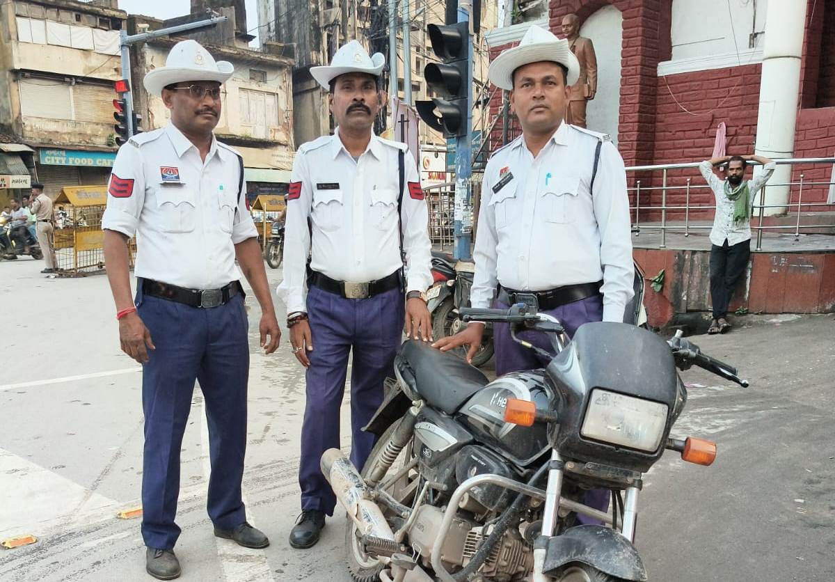 वाहन चेकिंग के दौरान यातायात पुलिस ने चोरी की मोटरसाइकिल की बरामद, चालक मौके से फरार…