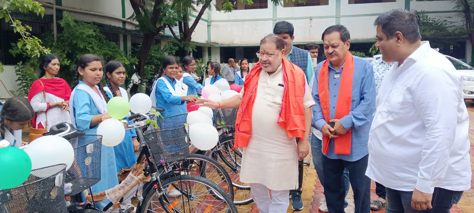रायपुर दक्षिण विधायक सुनील सोनी ने संत कंवर राम स्कूल कटोरा तालाब में स्कूल की छात्राओं को किया साइकिल वितरण