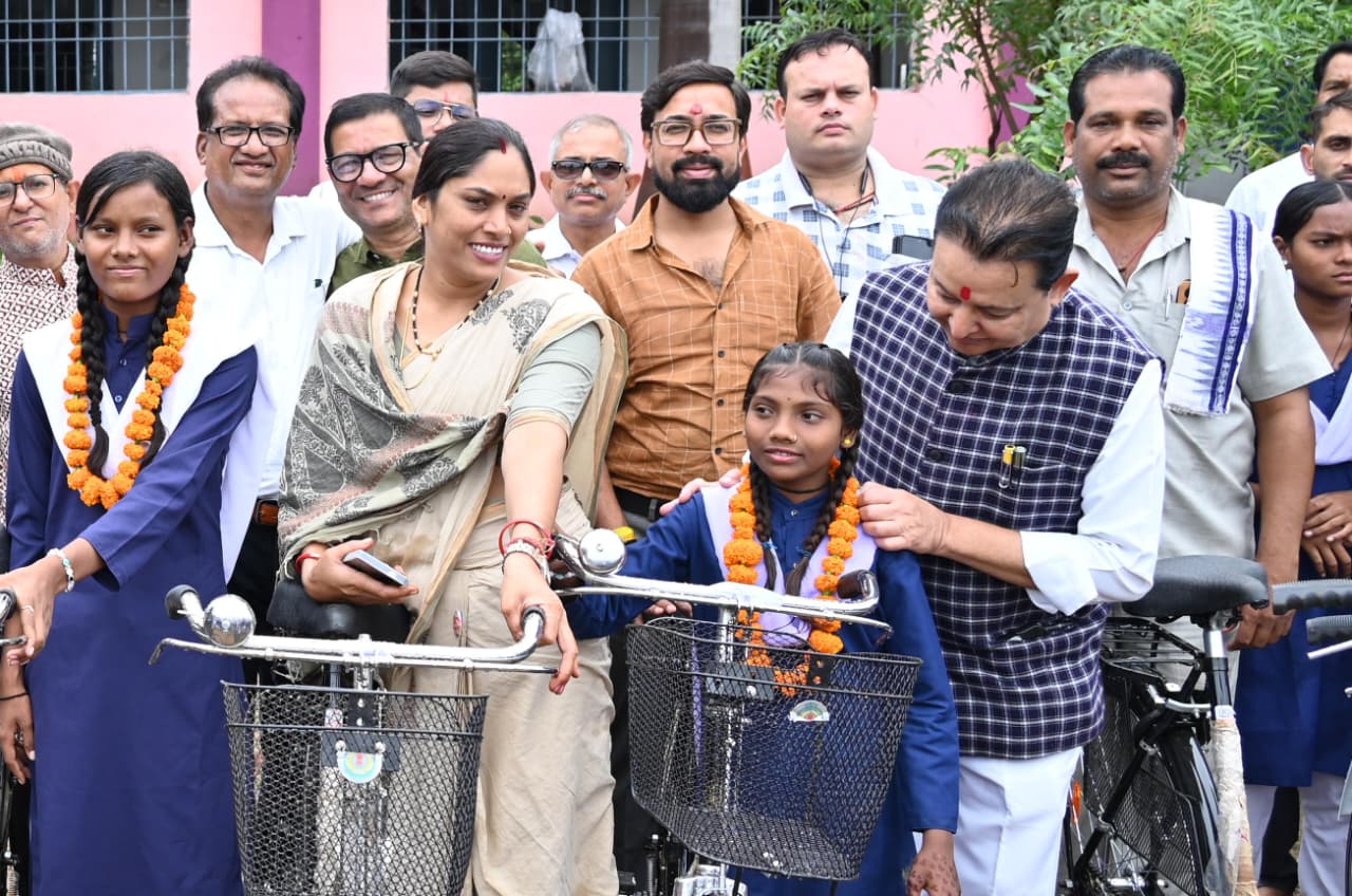 ग्राम चिखली में निःशुल्क सरस्वती सायकल वितरण, विधायक डॉ. संपत अग्रवाल ने छात्राओं का बढ़ाया उत्साह…