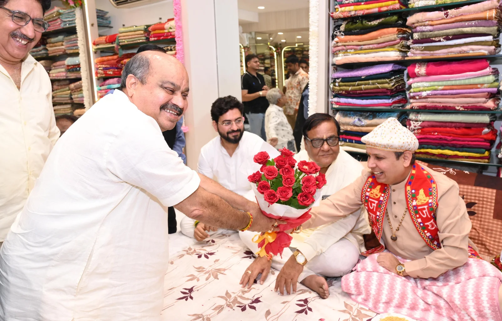 पंडरी टेक्सटाइल मार्केट में ‘आनंदम’ नवीन प्रतिष्ठान का शुभारंभ, विधायक पुरन्दर मिश्रा ने दी शुभकामनाएं…