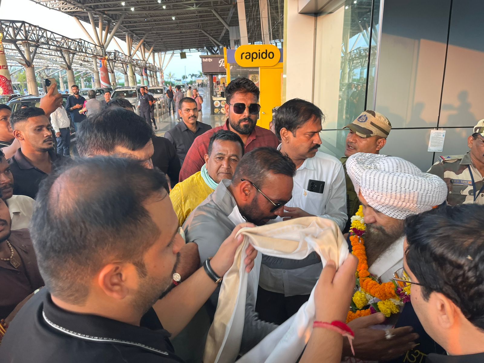 दही हांडी उत्सव के लिए रायपुर पहुंचे अंतरराष्ट्रीय भजन गायक लखबीर सिंह लक्खा…