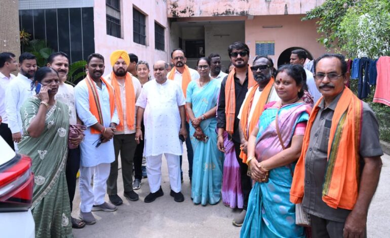सेवा संकल्प अभियान के तहत मेकाहारा पहुंचे विधायक पुरन्दर मिश्रा, मरीजों को बांटे फल…