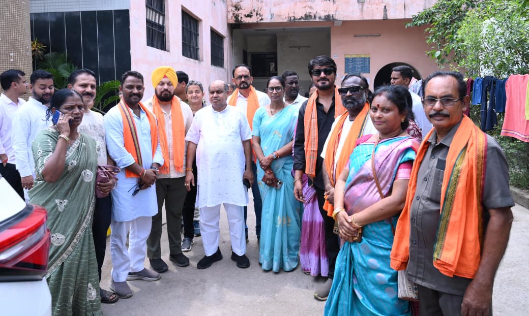 सेवा संकल्प अभियान के तहत मेकाहारा पहुंचे विधायक पुरन्दर मिश्रा, मरीजों को बांटे फल…