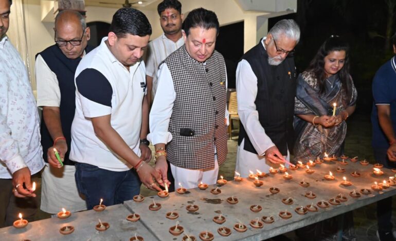 प्रधानमंत्री मोदी के जन्मदिन पर बसना के अटल परिसर में भव्य दीपोत्सव, विधायक डॉ. संपत अग्रवाल ने जलाया आशीर्वाद का दीप…