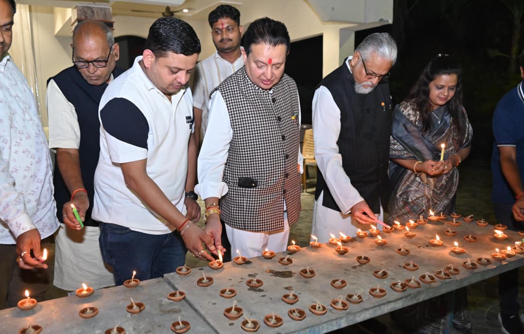 प्रधानमंत्री मोदी के जन्मदिन पर बसना के अटल परिसर में भव्य दीपोत्सव, विधायक डॉ. संपत अग्रवाल ने जलाया आशीर्वाद का दीप…
