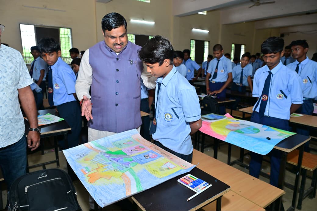 बच्चों ने बनाई विकसित भारत की सुंदर तस्वीर, शिक्षा मंत्री गजेन्द्र यादव ने बढ़ाया ने बढ़ाया उत्साह…