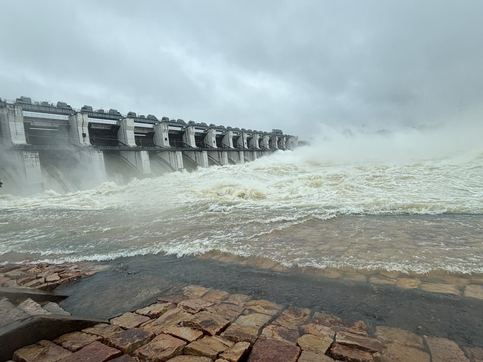 छत्तीसगढ़ में लगातार बारिश से नदी नाले उफान पर, कई मार्गो और आवगामन ठप, गंगरेल के सभी गेट खुले…
