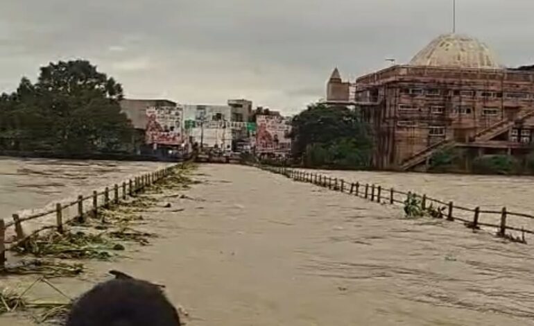भारी बारिश और गंगरेल बांध से छूटे पानी से उफान पर खारून, अमलेश्वर-पाटन मार्ग पर आवागमन ठप…