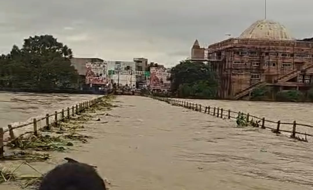 भारी बारिश और गंगरेल बांध से छूटे पानी से उफान पर खारून, अमलेश्वर-पाटन मार्ग पर आवागमन ठप…