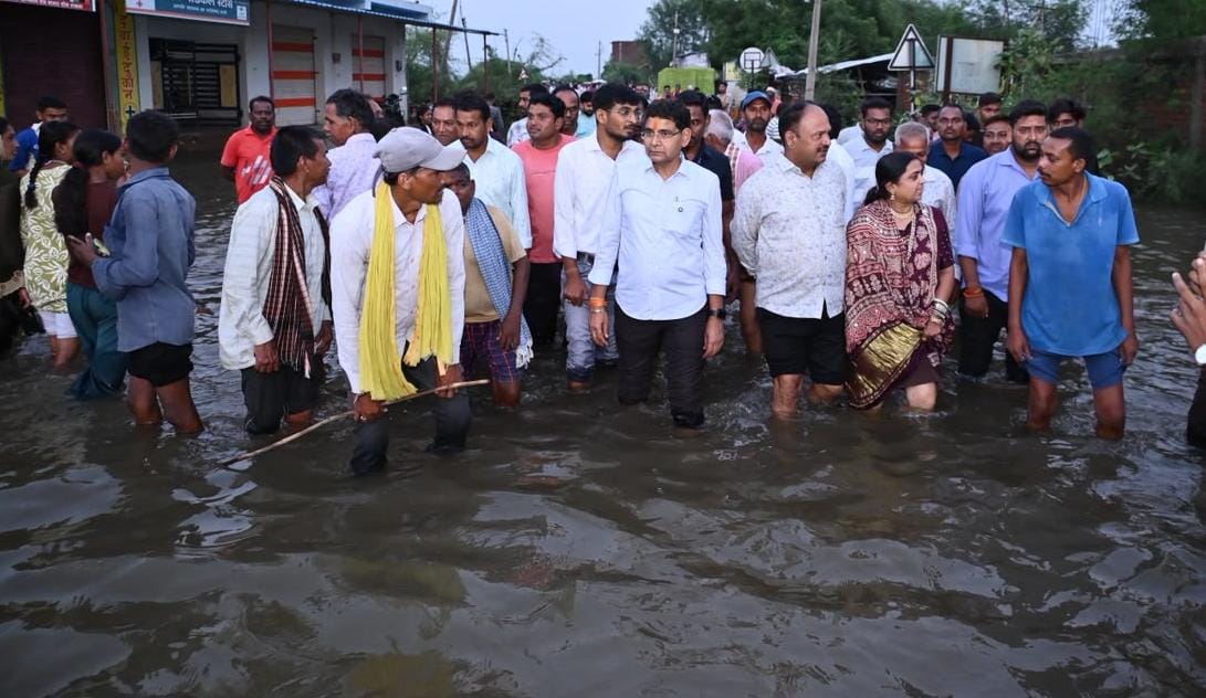 बाढ़ पीड़ितों के बीच पहुंचे राजस्व मंत्री टंक राम वर्मा, लखना, बेमता और बलौदीखुर्द का दौरा कर जताया संबल, हर संभव मदद का दिया भरोसा…