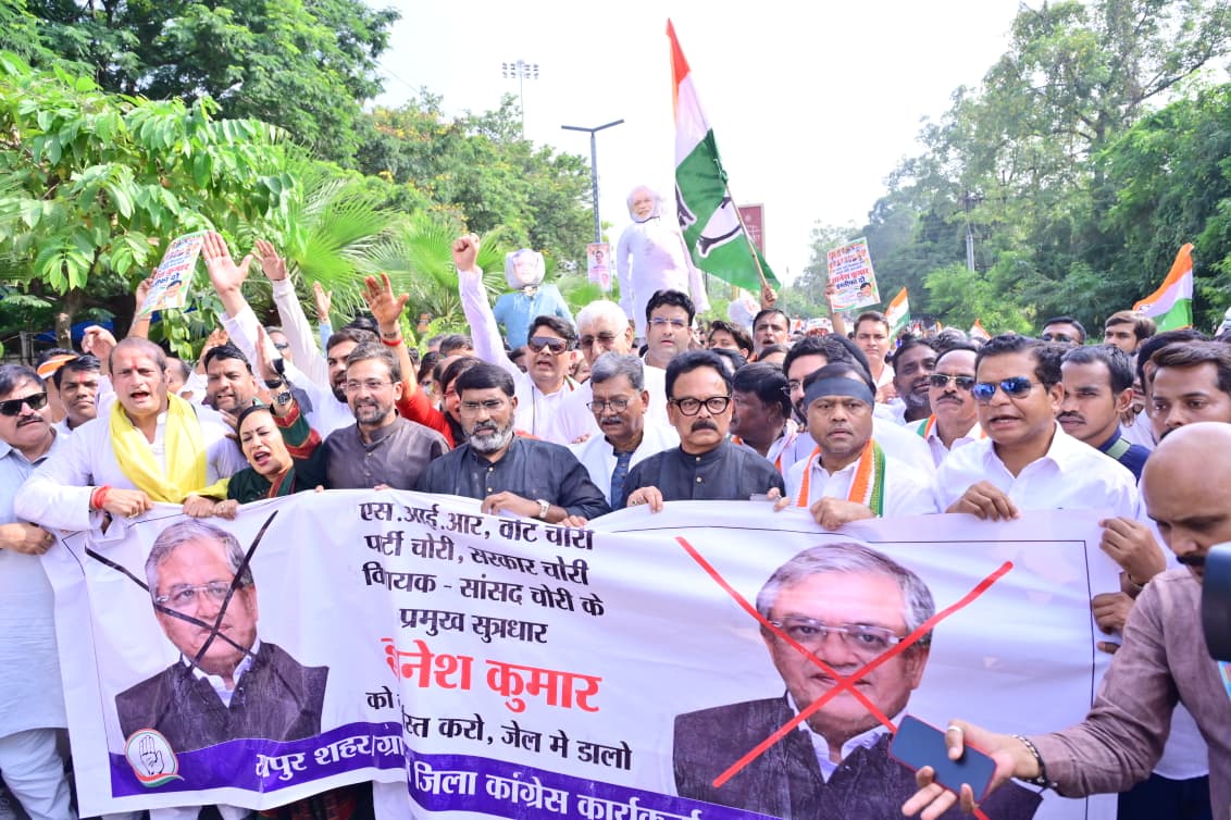 रायपुर में मुख्य चुनाव आयुक्त के खिलाफ कांग्रेस का हल्लाबोल, पुतला फूंका…