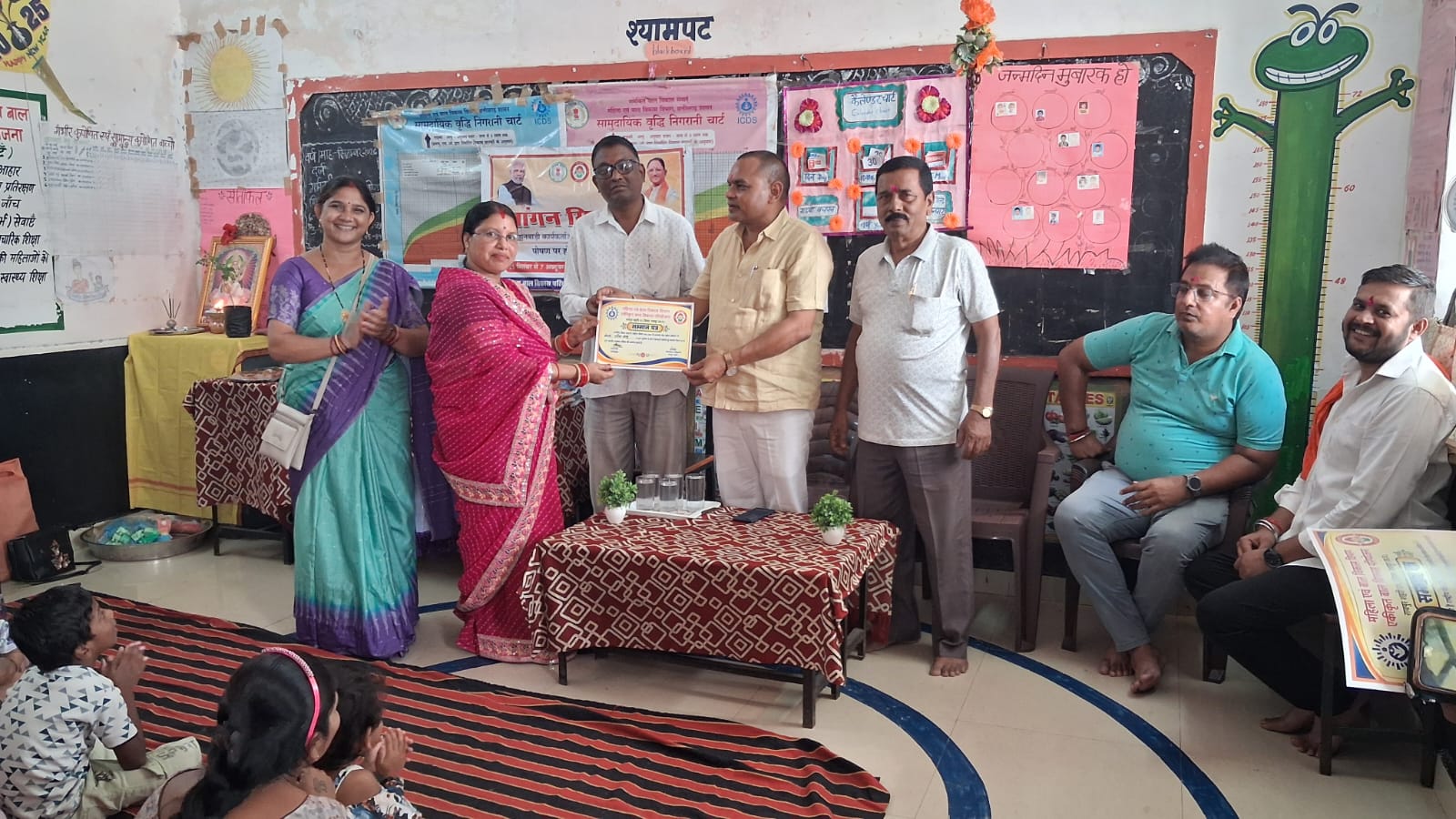 संजय नगर के धर्म नगर आंगनबाड़ी केंद्र में ‘आंगन मिलन’ कार्यक्रम आयोजित, न्योता भोज और पौधा रोपण का हुआ आयोजन…