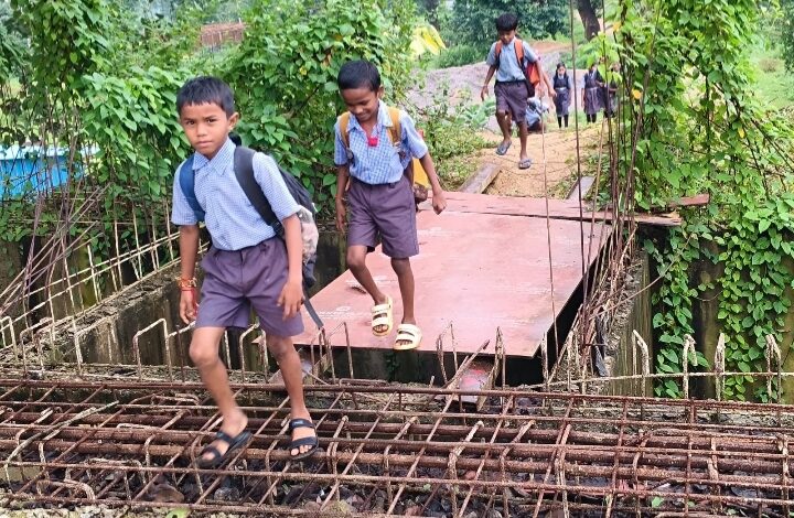 स्कूल पहुंचने के लिए रोज 20 फीट ऊंचे पिल्हर से जंग लड़ रहे है बच्चे…