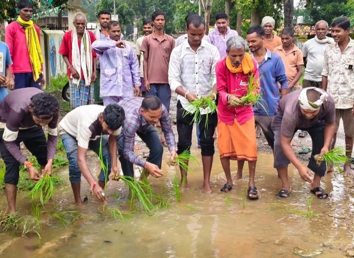 प्रधानमंत्री जर्जर सड़क को लेकर फुटा ग्रामीणो का गुस्सा, गड्ढे मे धान के पौधे रोप कर किया विरोध प्रदर्शन…