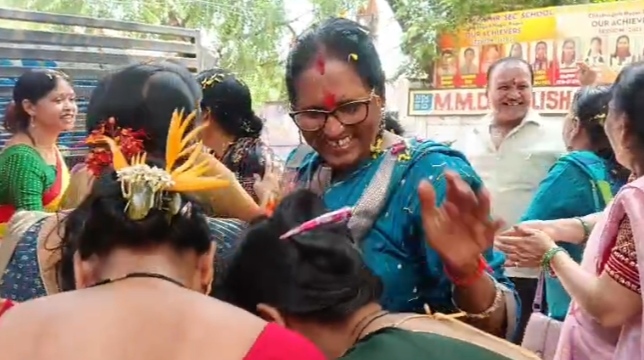 आंगनवाड़ी केंद्र में रायपुर शहरी क्र.01 परियोजना अधिकारी प्रीति प्रसाद का जन्मदिन मनाया गया, बच्चों को कराया गया ‘न्योता भोज’
