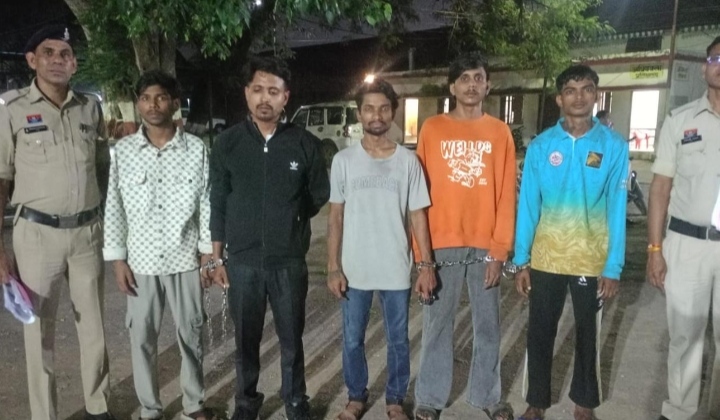 लूट करने वाले 05 आरोपी एवं विधि के साथ संघर्षरत 01 बालक सहित आधा दर्जन पुलिस की गिरफ्त में…