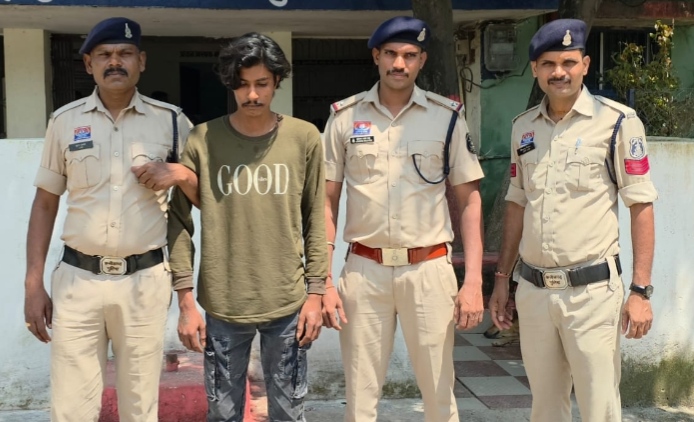 धारदार हथियार लहराकर लोगों को धमकाने वाले आरोपी को पुलिस ने किया गिरफ्तार…