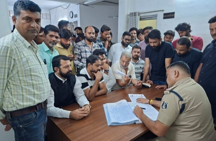 गुजराती स्कूल प्रबंधन के खिलाफ FIR दर्ज कराने हुसैनी सेना ने देवेंद्र नगर थाने का किया घेराव…
