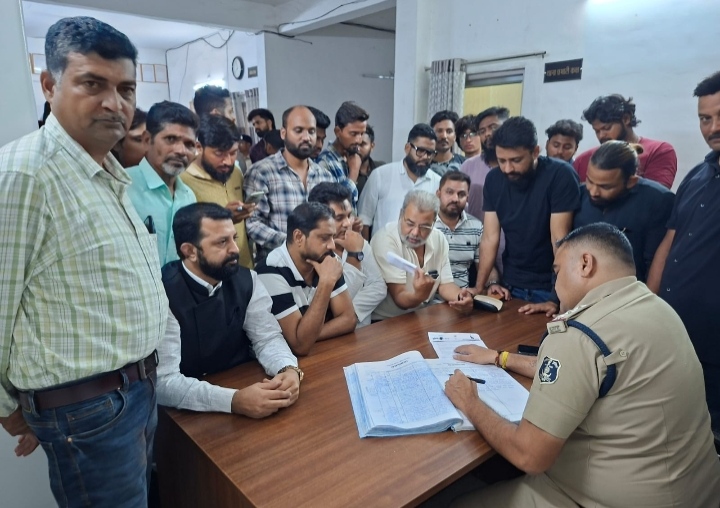 गुजराती स्कूल प्रबंधन के खिलाफ FIR दर्ज कराने हुसैनी सेना ने देवेंद्र नगर थाने का किया घेराव…