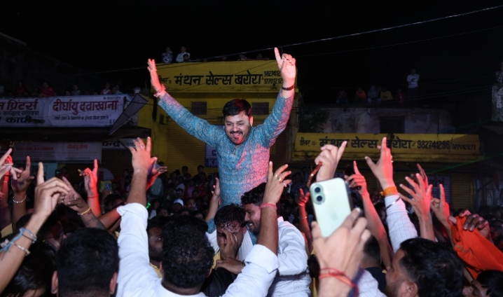 भक्ति, कला और सद्भाव का महासंगम: खरोरा गणेश विसर्जन में उमड़ा आस्था का सैलाब, विधायक अनुज शर्मा ने की पुष्प वर्षा…