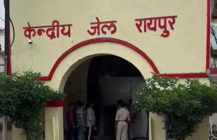 रायपुर सेंट्रल जेल में पुलिस-प्रशासन का छापा, 4 घंटे चली बैरकों की सघन तलाशी…
