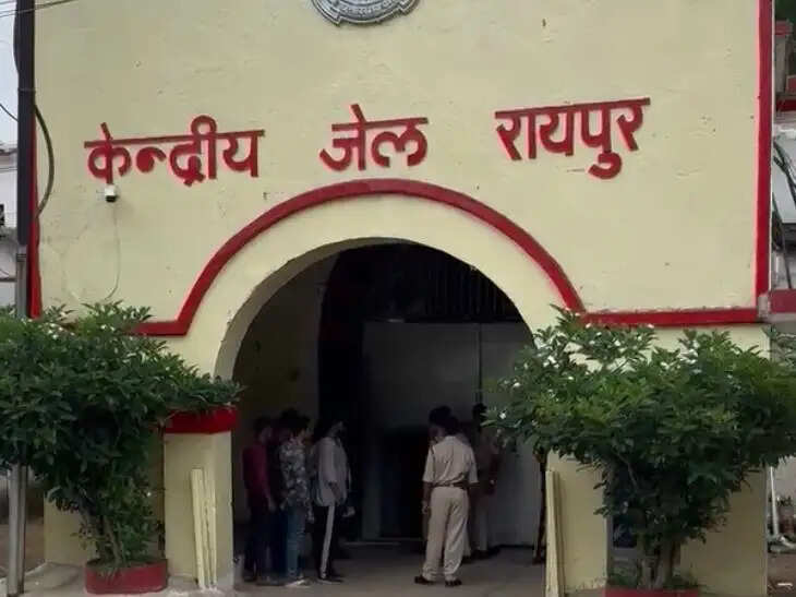 रायपुर सेंट्रल जेल में पुलिस-प्रशासन का छापा, 4 घंटे चली बैरकों की सघन तलाशी…