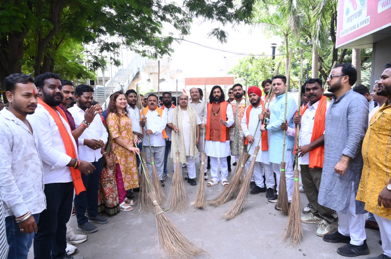 नशे के खिलाफ पुरन्दर मिश्रा की 28 साल की मुहिम, गांधी जयंती पर राज्यपाल रमेन डेका हुए शामिल…