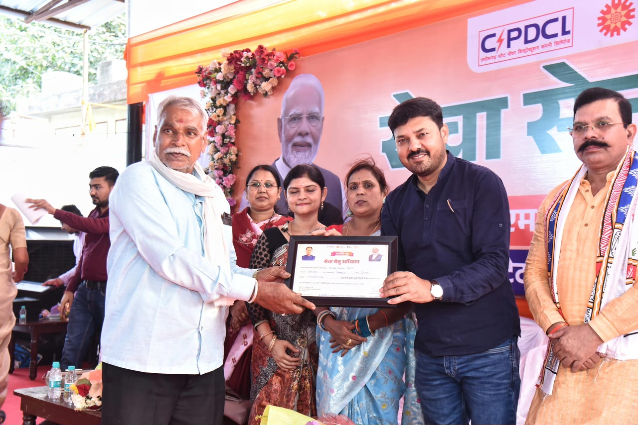 धरसीवां के सेवा सदन में ‘सेवा सेतु अभियान’ संपन्न: छत्तीसगढ़ के सवा लाख घरों में चमकी सौर ऊर्जा, हितग्राहियों का हुआ सम्मान…