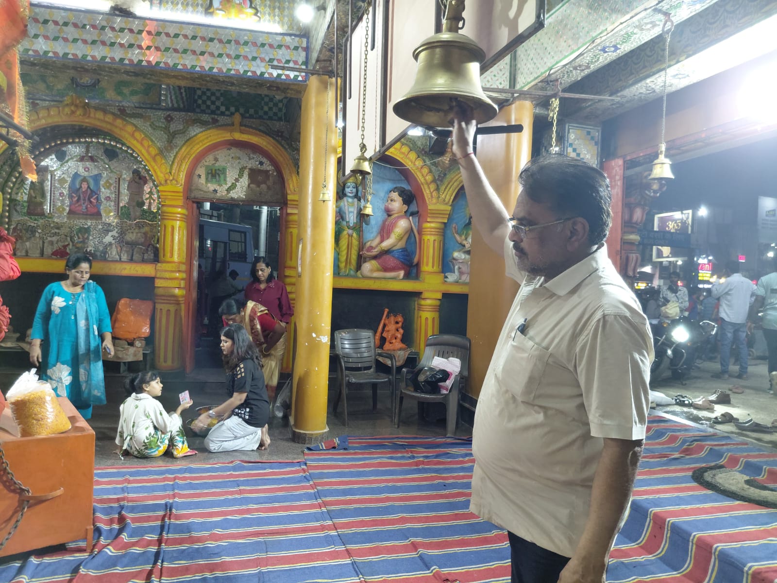 सेवा ही सबसे बड़ी भक्ति: रायपुर रेलवे स्टेशन हनुमान मंदिर में 17 वर्षों से अविरल जारी महाभंडारा, यूपी की पूर्व विधायक शारदा त्यागी ने की शिरकत…