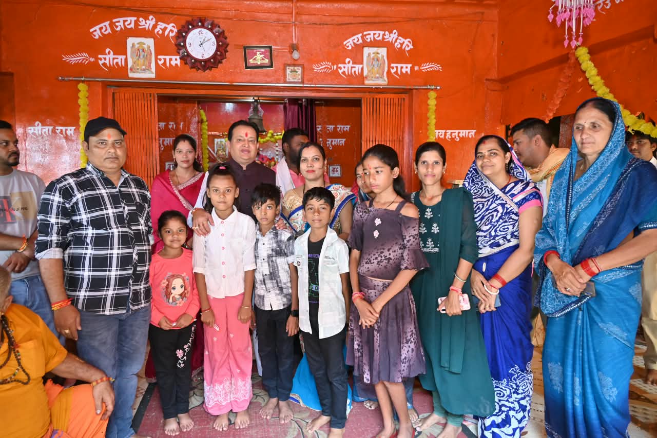 मातृशक्ति की साक्षात आराधना: बसना विधायक डॉ. संपत अग्रवाल ने निज निवास एवं पंचमुखी हनुमान मंदिर में कराया कन्या पूजन…