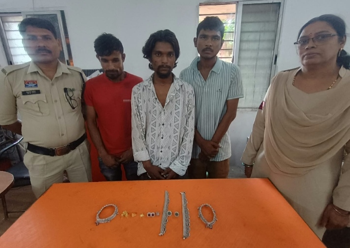 सूने मकान का ताला तोड कर सोने चांदी के ज्वेलरी चोरी करने वाले 03 आरोपी- करण सागर उर्फ कान्हा, तेजेश्वर यादव, चेतन साहू को चोरी गये ज्वेलरी के साथ किया गया रंगेहाथ गिरफ्तार…