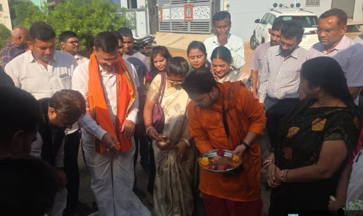 रायपुर ग्रामीण विधायक मोतीलाल साहू ने नगर निगम जोन 9 के वार्ड 8 में शिवम सिटी सड्डू में लगभग 75 लाख रूपये के नवीन विकास कार्यों का पार्षदों सहित भूमिपूजन कर दी शानदार सौगात…