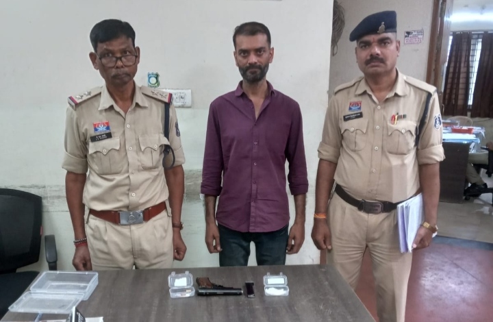 प्रेस क्लब परिसर में फायरिंग करने वाला आरोपी 24 घंटे के भीतर गिरफ्तार, हथियार और कारतूस जब्त…