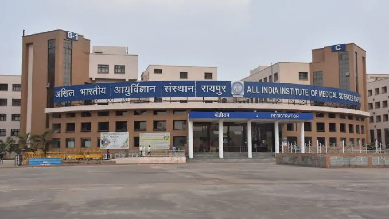 रायपुर AIIMS परिसर में पार्किंग कर्मचारियों का उत्पाद: मरीज युवक से मारपीट, माँ के सामने की अभद्रता…
